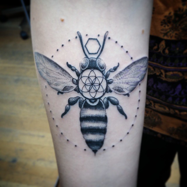 A seeded and encircled bee. #tattoozoodotnet #blackworkerssubmission 