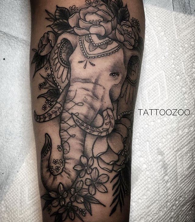 Have you ever seen an elephant swim? It’s pretty special! But not only can they swim, did you know they’ve also been spotted using their trunks as a snorkel when crossing rivers?! Now that’s handy… (tattoo by @tamitattoos)