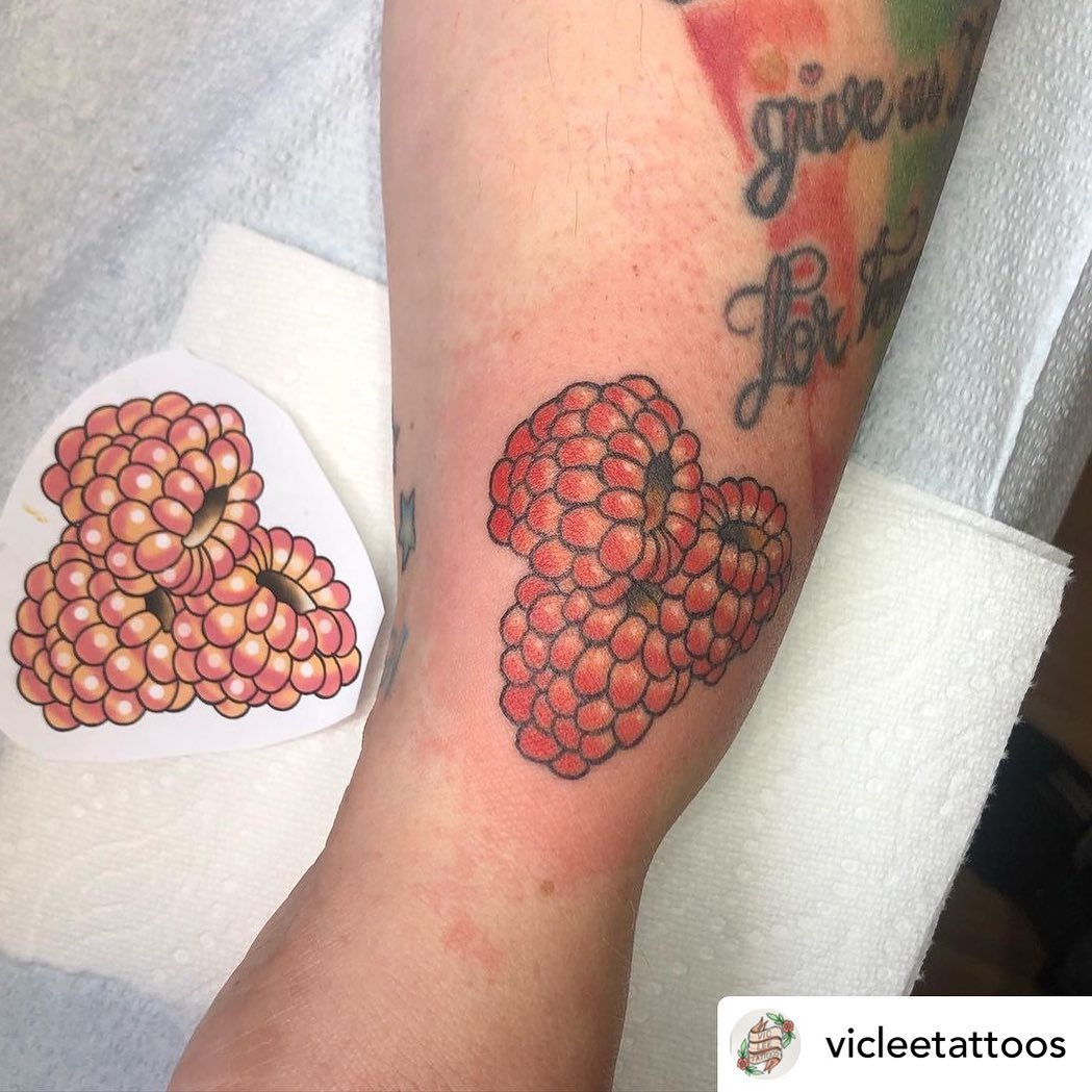 Apprentice @vicleetattoos did Salmon berries for Erin! Always a pleasure! 🥰#salmonberries #salmonberrytattoo #kdlang #colourtattoo #berrytattoo #transtattooartist #nonbinarytattooartist #victoriabc #tattooapprentice #apprenticetattooer