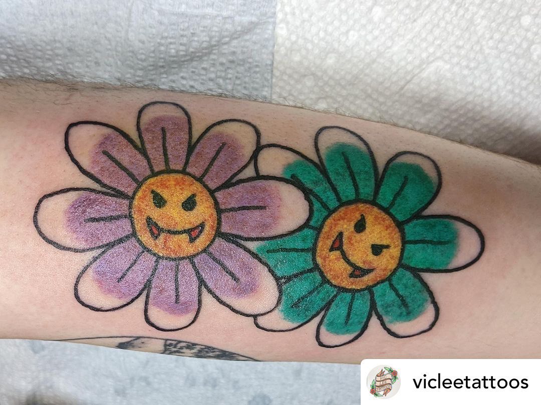 • @vicleetattoos Really pleased I got to do these (angry) vampire flowers from my Halloween flash! Thanks Adam! #halloweenflash #flowertattoo #vampire #scarycute #colourtattoo #traditionaltattoo #tattooapprentice #apprenticetattooer #transtattooartist #victoriabc #tattooflash