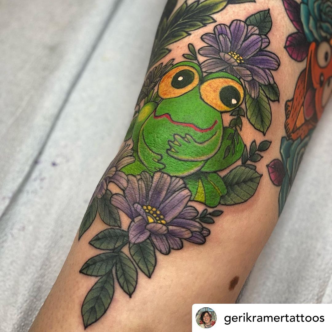 • @gerikramertattoos When we starting creating this ‘creatures and florals’ leg piece, I had no idea just how weird it was going to get!Meet frog, he’s just chilling - enjoying his time amongst some asters, overall just being the goodest boy he can be.And yes, this does encapsulate their knee, it was such a perfect fit we couldn’t resist! (Plus I REALLY love tattooing kneecaps).This is also a fantastic example of taking a more sensitive location and breaking it into two smaller sessions so as not to overwhelm the client. Just because we *can* finish it in one go doesn’t always mean it’s the only solution.I’m always happy to break up sessions for folks, cause that’s exactly how I prefer to be tattooed (2 hours at a time for me - after that it just gets to be too much). I never expect anyone to sit longer than I would, but I’m happy to work longer on a piece if that’s what you’re feeling like doing!+++++++++++++++++++My books are closed to new submissions, because you have all completely overwhelmed me with really great projects!! They will not be reopening until February 2022. Thank you for your continued trust. 🤩........#TransTattooer #TransTattooArtist#TransTattooArtists #Transgender #Trans #Transtttism #yQueerTattooer #TransWoman #QueerTattooArtist #QueerArtist #qttr #VictoriaTattooer #VictoriaTattooArtist#VictoriaBC #WeLoveTattooingYou #TattooZoo