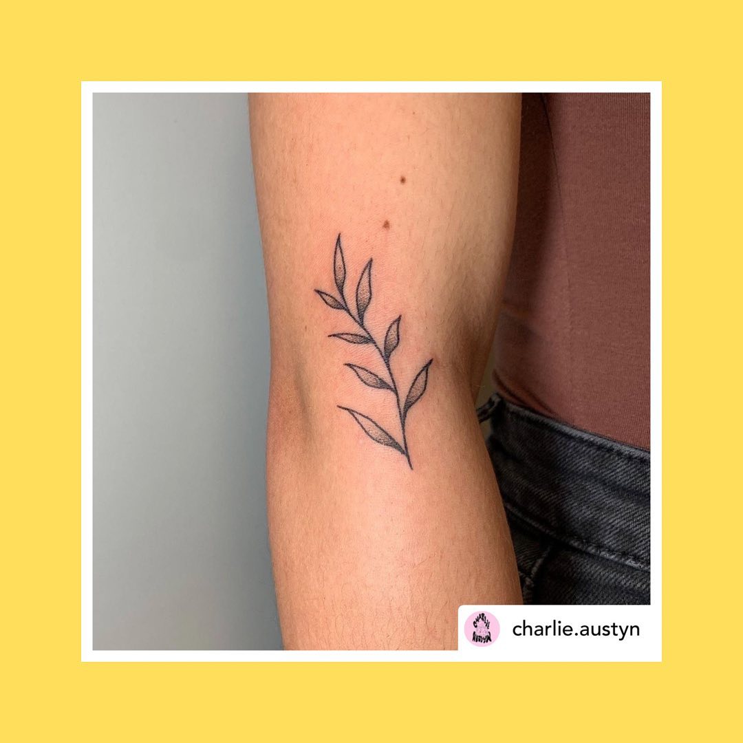 Look at this machinless handpoked delight by @charlie.austyn Link in bio to book.